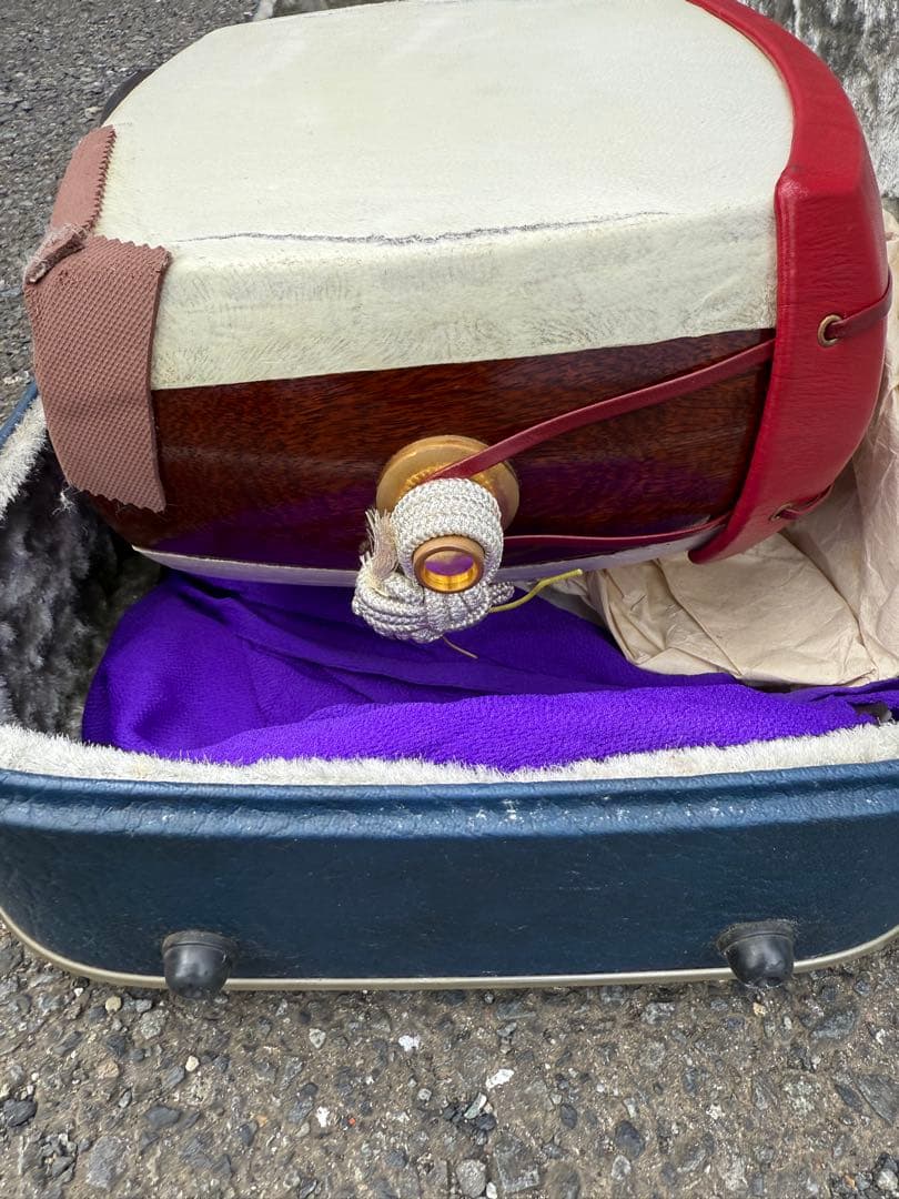 津軽？三味線 棹 太さ 約3cm赤と白のボディ ケース、べっ甲バチ付き付き