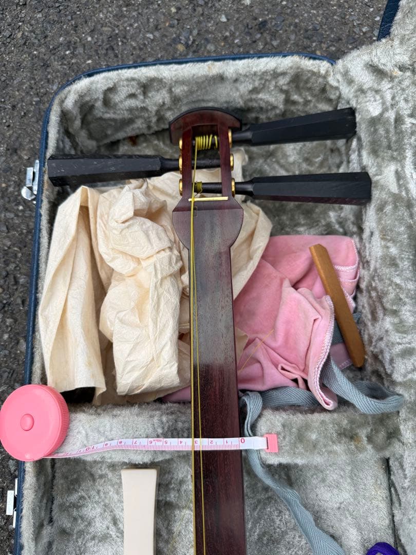 津軽？三味線 棹 太さ 約3cm赤と白のボディ ケース、べっ甲バチ付き付き