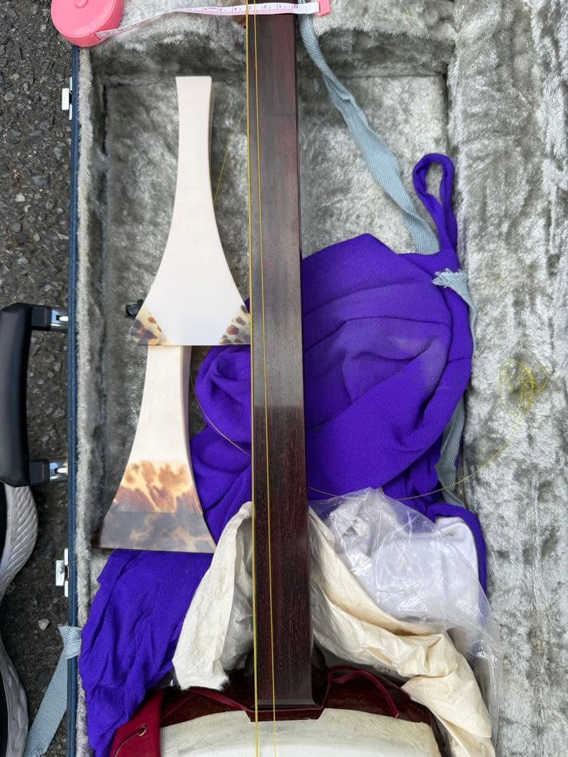 津軽？三味線 棹 太さ 約3cm赤と白のボディ ケース、べっ甲バチ付き付き