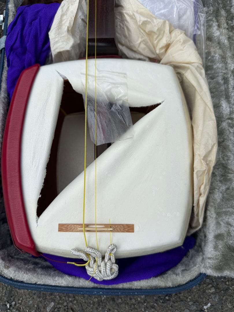 津軽？三味線 棹 太さ 約3cm赤と白のボディ ケース、べっ甲バチ付き付き