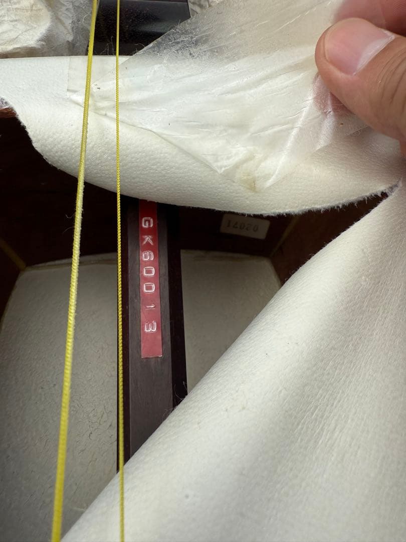 津軽？三味線 棹 太さ 約3cm赤と白のボディ ケース、べっ甲バチ付き付き