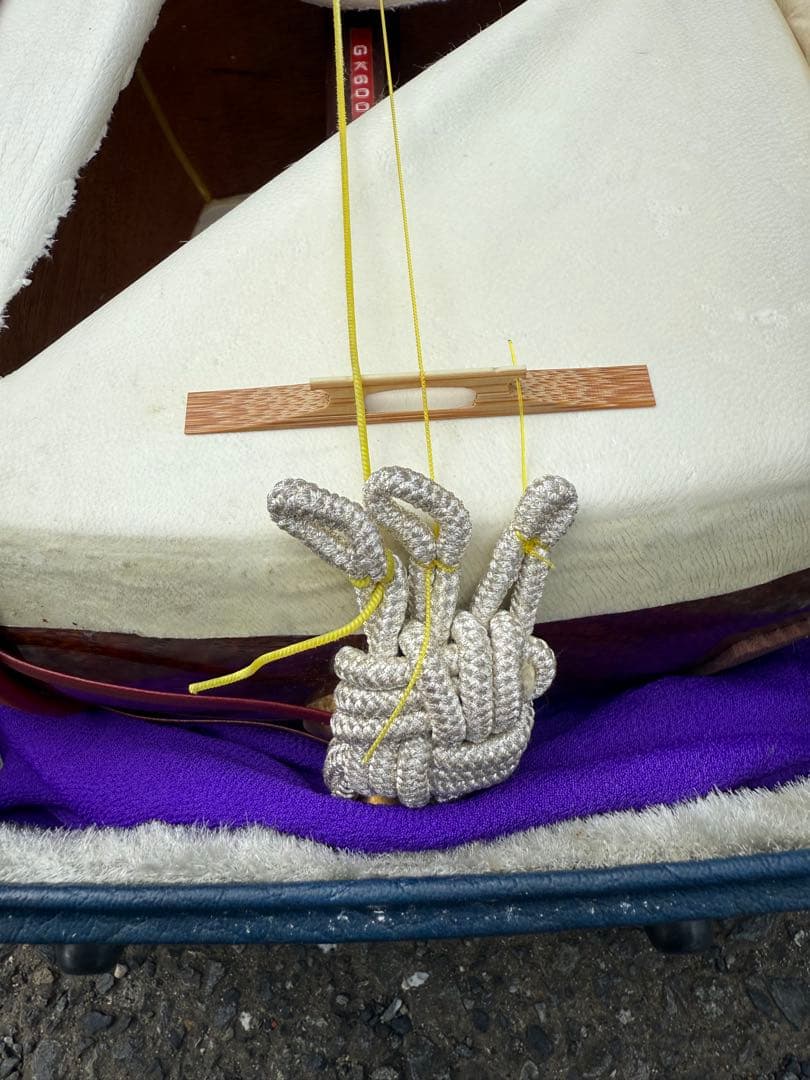 津軽？三味線 棹 太さ 約3cm赤と白のボディ ケース、べっ甲バチ付き付き