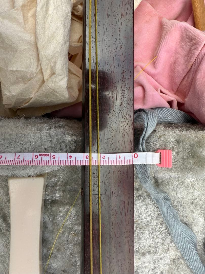 津軽？三味線 棹 太さ 約3cm赤と白のボディ ケース、べっ甲バチ付き付き