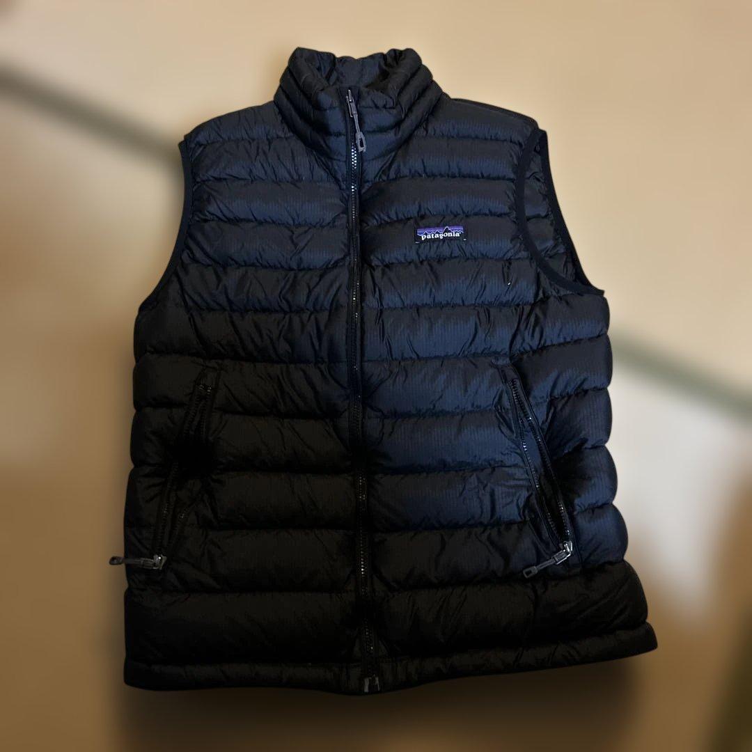 日曜日までの出品です　patagonia ブラックダウンベスト　ダウンセーター