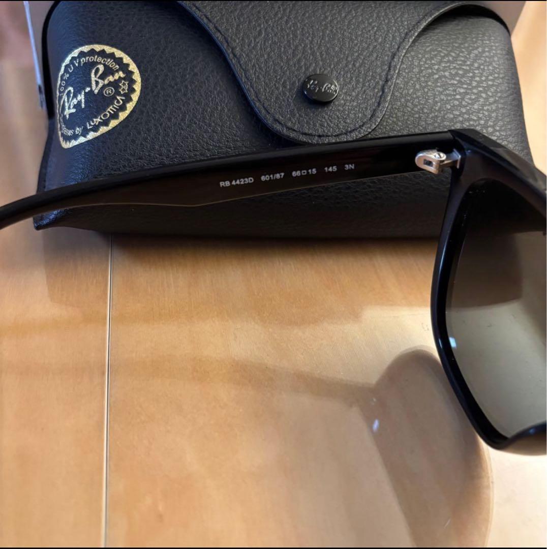 美品 Ray Ban ブラックサングラス　RB4423D レイバン