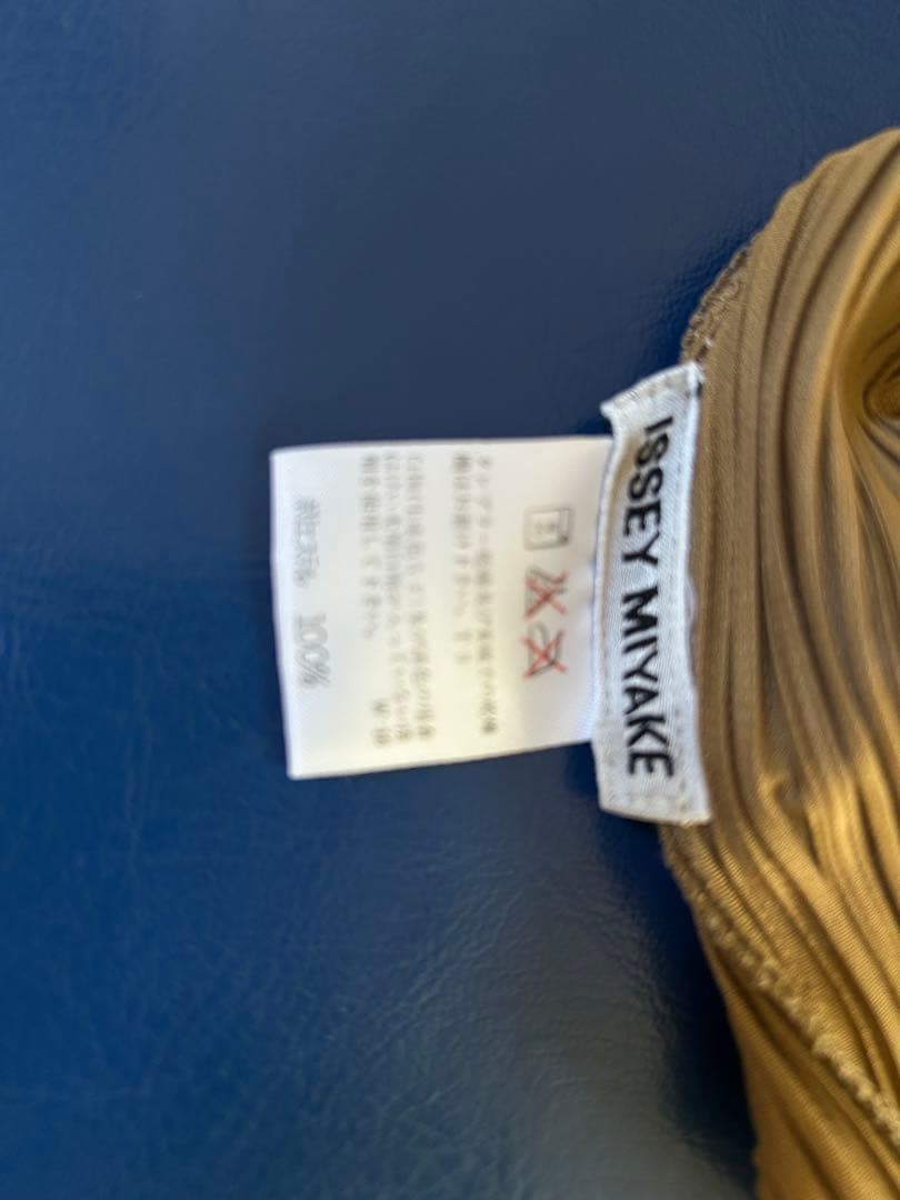 合馬公式アカウント1　イッセイミヤケ　ブラウン プリーツシャツ