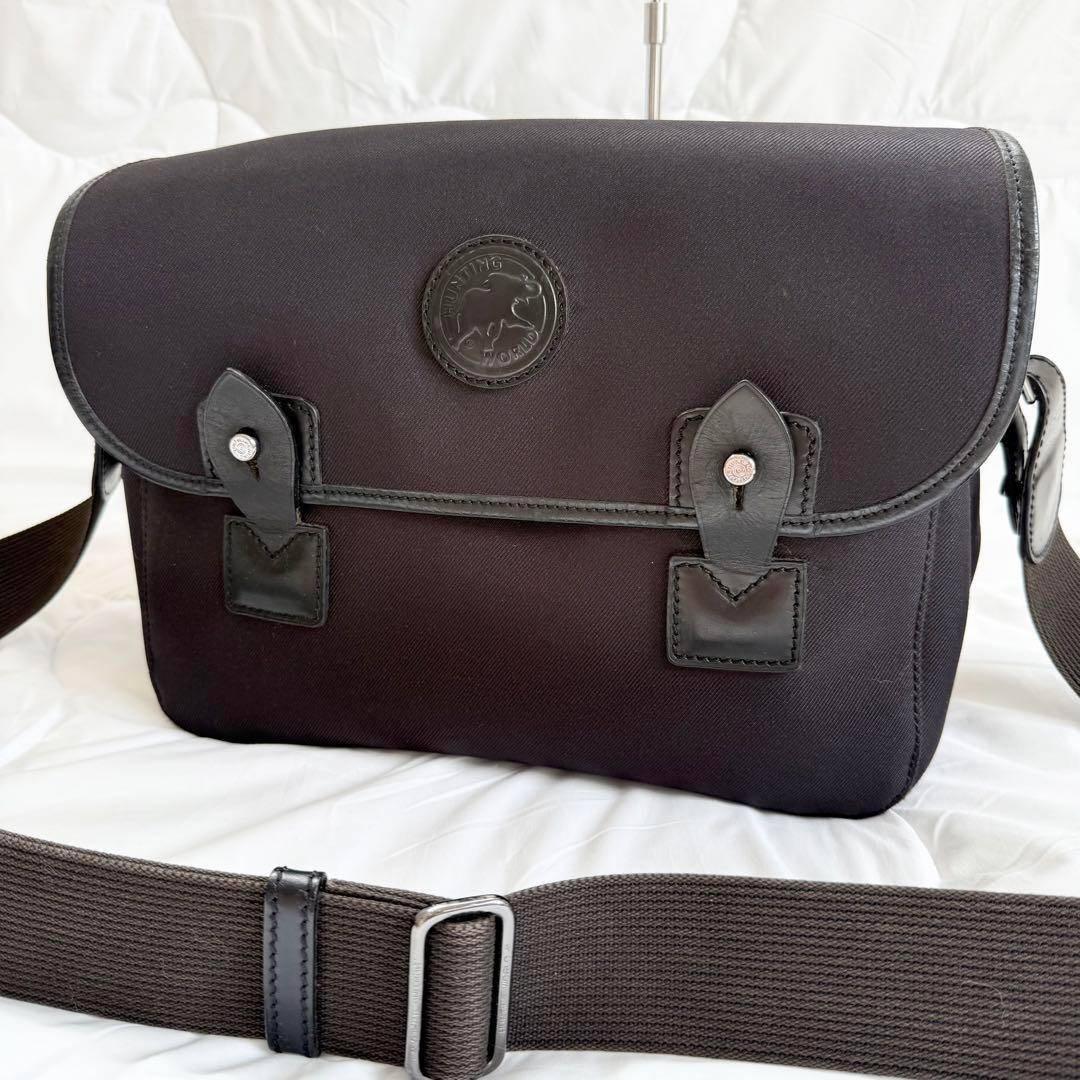 ハンティングワールド　メッセンジャーバッグ　ロゴ　キャンバス　ショルダー　黒色