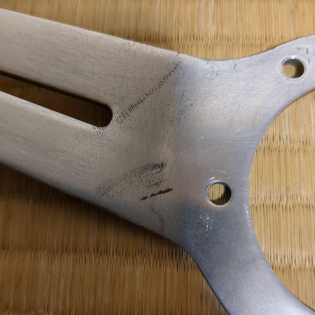 ナルディウッドステアリング、ホーンボタン、取り付けネジ。