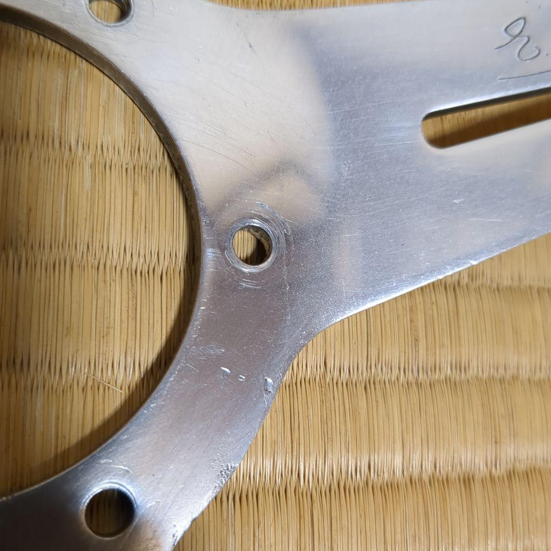 ナルディウッドステアリング、ホーンボタン、取り付けネジ。