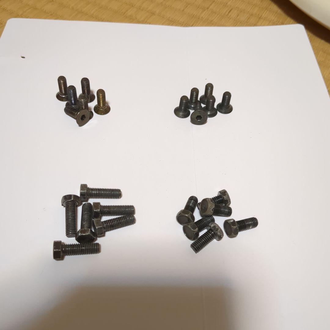 ナルディウッドステアリング、ホーンボタン、取り付けネジ。