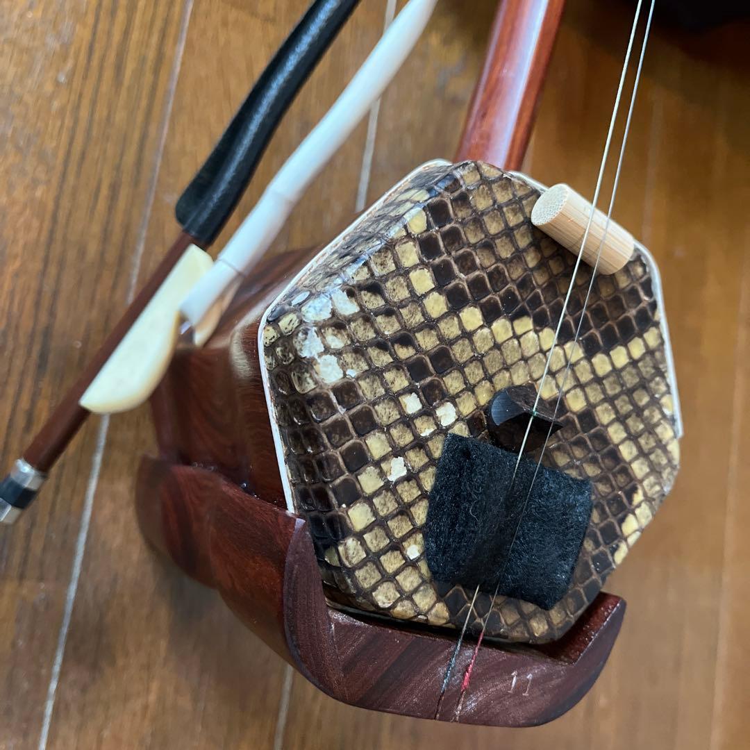 二胡(胡弓 ）蛇皮共鳴胴 ケース付き