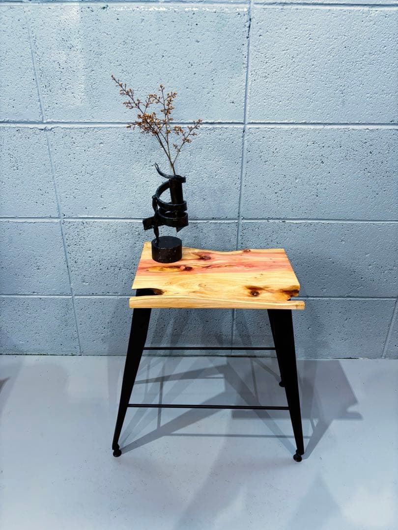 カイヅカイブキ一枚板サイドテーブル、ナイトテーブル、コーヒーテーブル