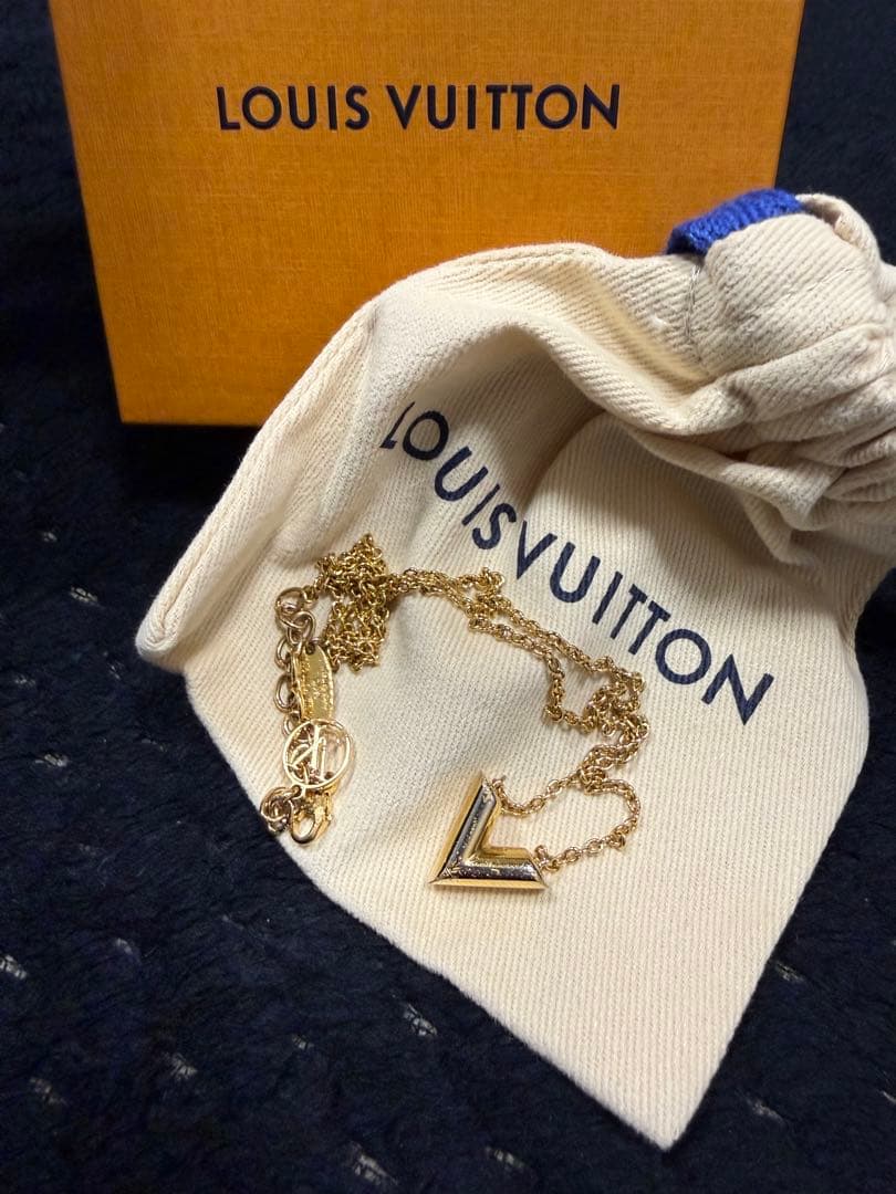 LOUIS VUITTON V字型ペンダント ネックレス