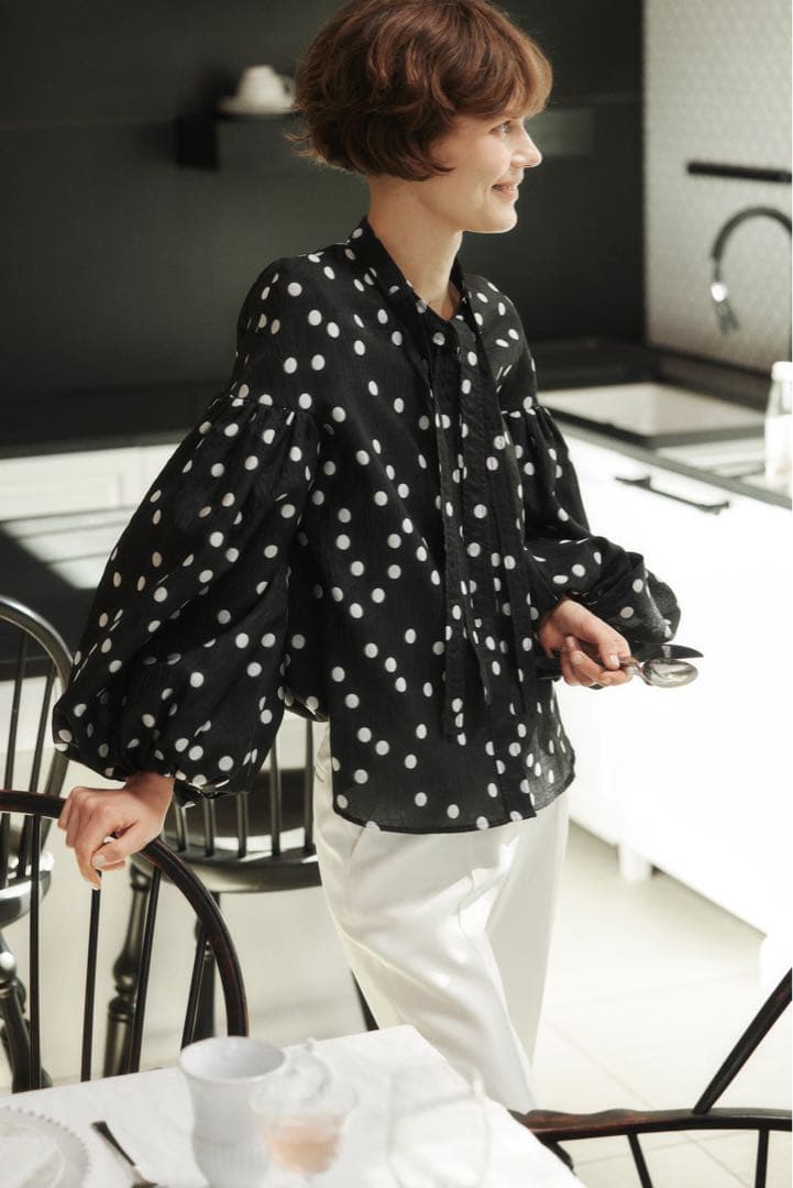 ローブブラン　Sheer Polka Dot Ribbon Blouse