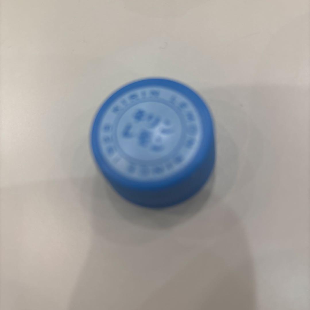 女の子が飲んでいたキリンレモンのキャップ