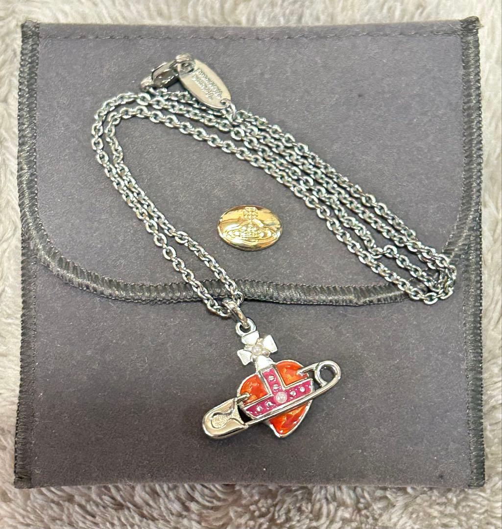 Victoria Wildwood ハート型ネックレス