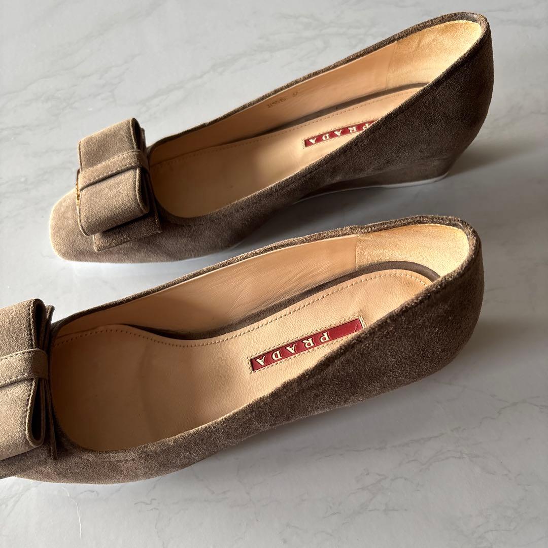 PRADA ベージュ スエード フラットシューズ