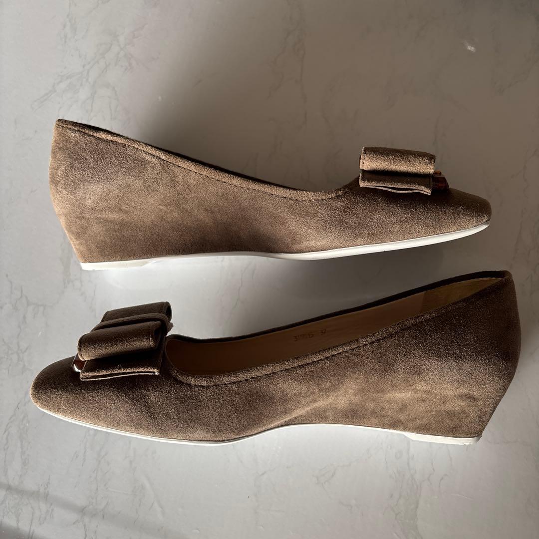 PRADA ベージュ スエード フラットシューズ