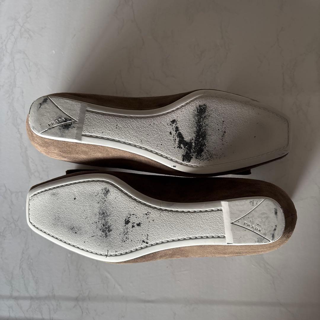 PRADA ベージュ スエード フラットシューズ