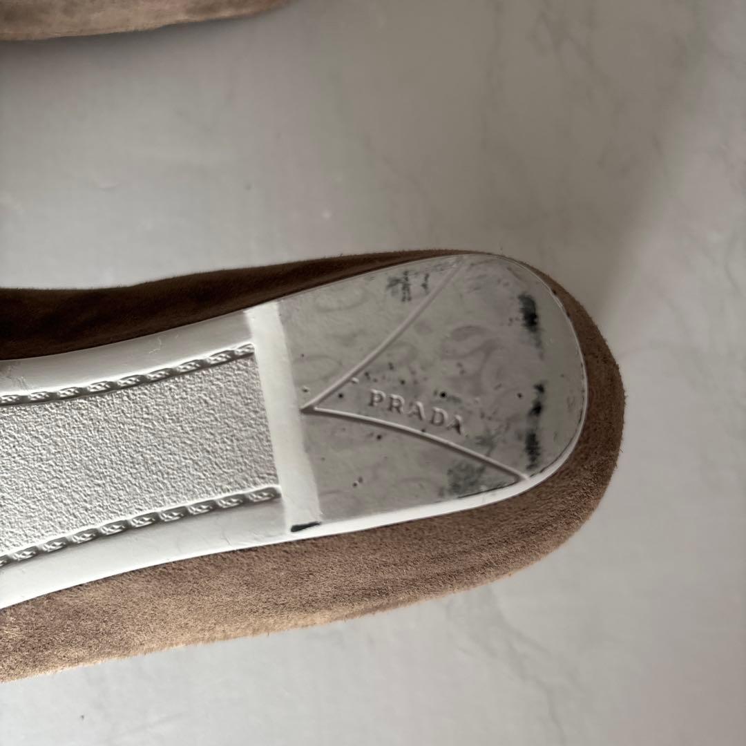 PRADA ベージュ スエード フラットシューズ