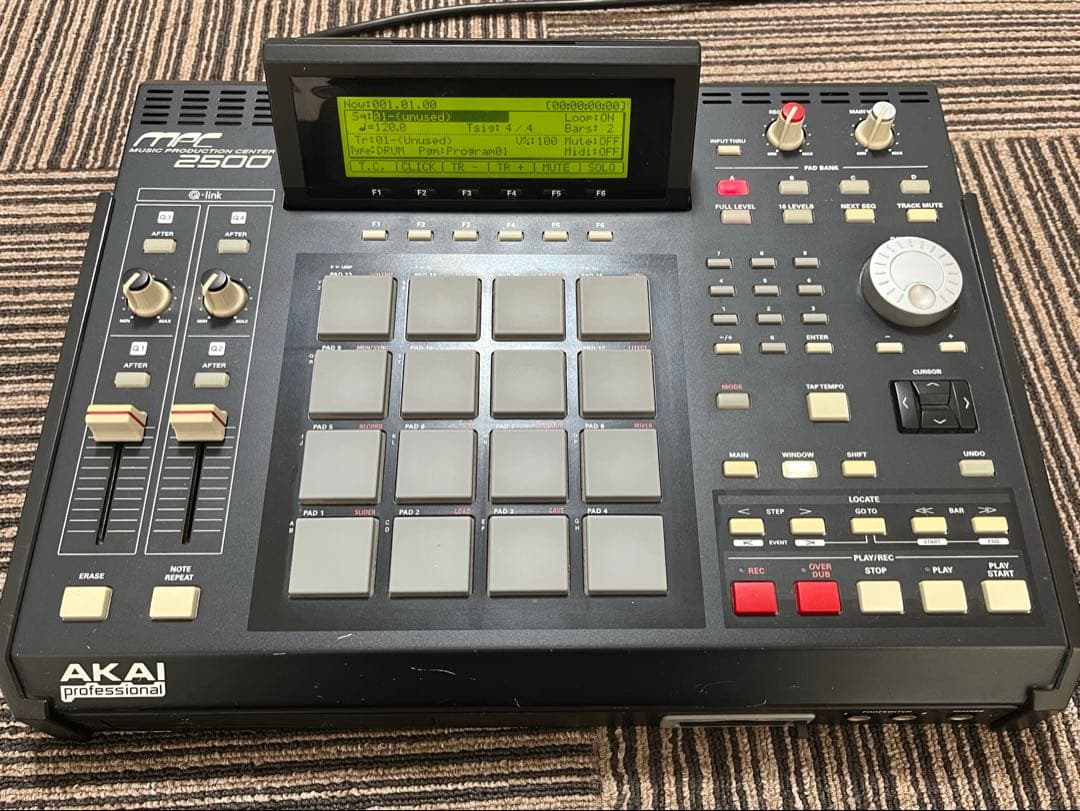 AKAI MPC2500サンプラー　road readyケース付き