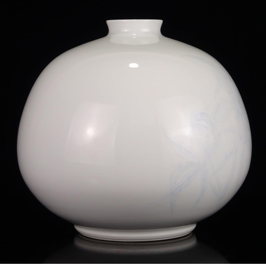 人間国宝　井上萬二　本人作　白磁　染彫　花文　壷　丸壷　花瓶　花器　花入