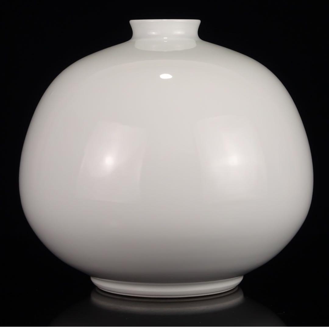 人間国宝　井上萬二　本人作　白磁　染彫　花文　壷　丸壷　花瓶　花器　花入