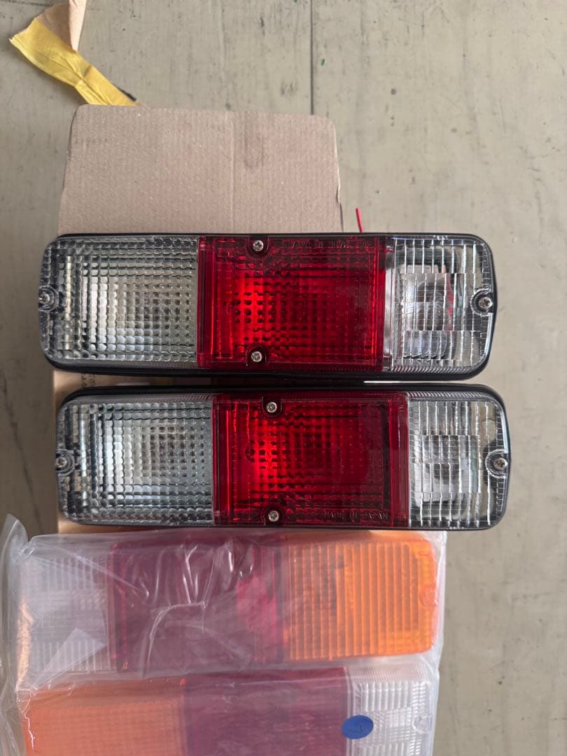 再再販ランドクルーザー70 GDJ76 純正テールランプ
