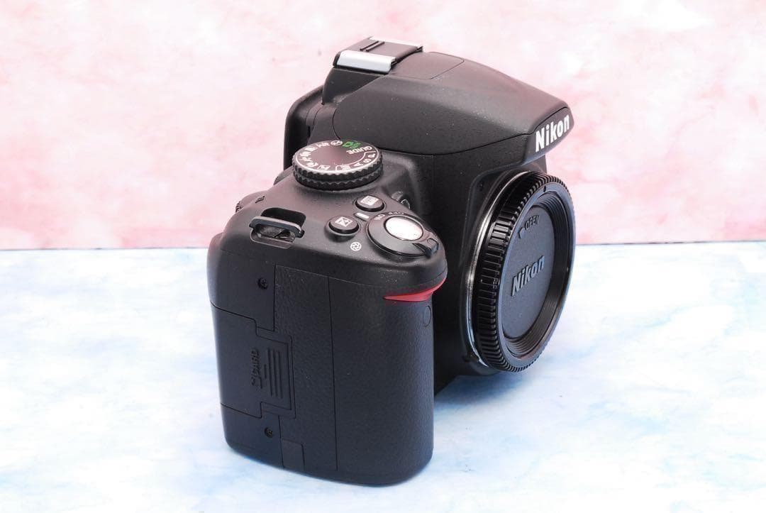 Nikon D3000☆手ぶれ補正Wレンズ☆一眼レフカメラ☆実用品☆