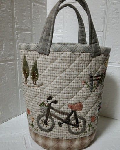 【パッチワークキルト】 アップリケ&刺繍丸底バッグ 《ピクニック》残1点