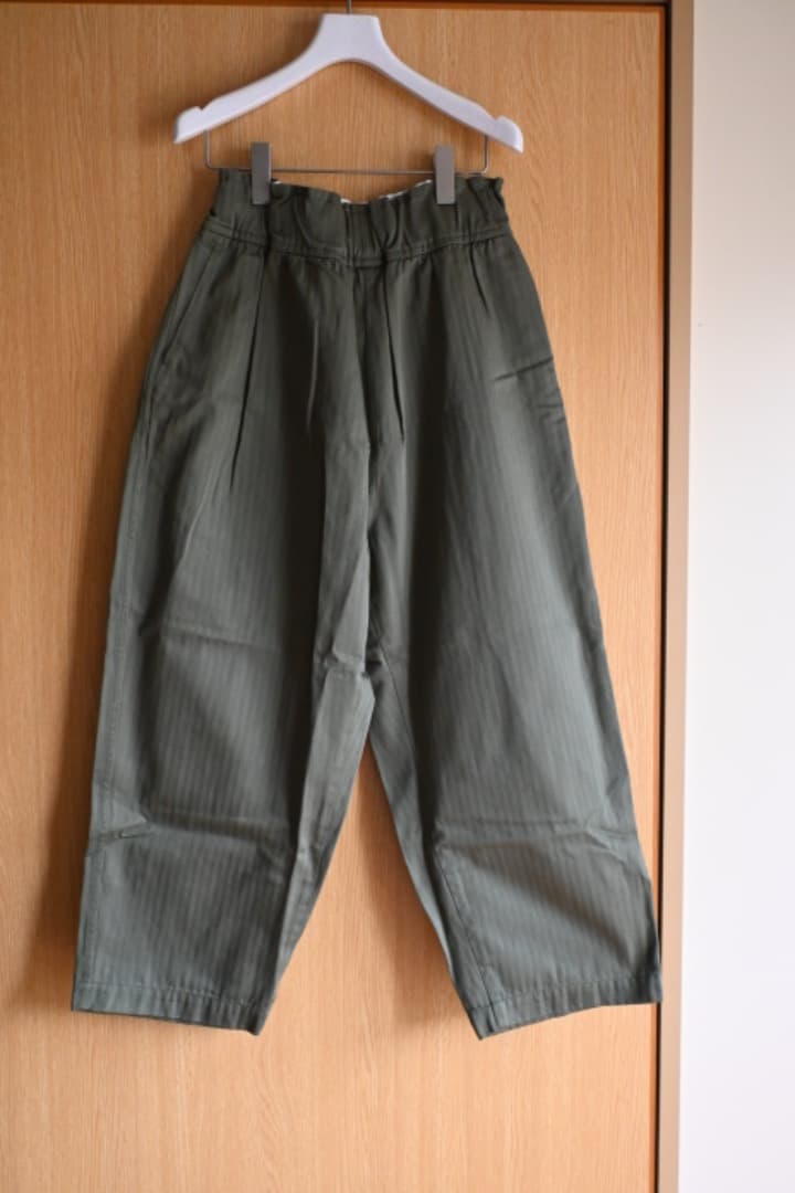 タグ付き. FIRMUM カーキパンツ. ヘリンボーン