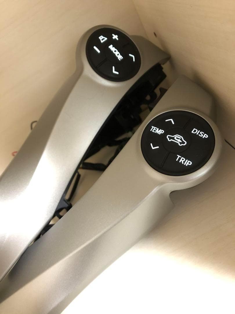 ZVW30 プリウス　後期　ステアリングスイッチ　LED打ち替え済み no2