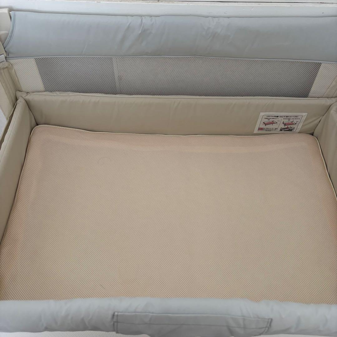 【極美品】アップリカ ココネルエアー AB ベビーベッド　ホワイトグレー