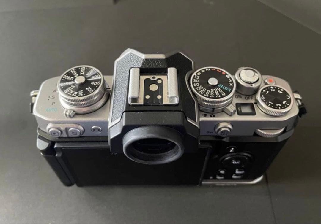 Nikon Z fc ミラーレス一眼カメラ