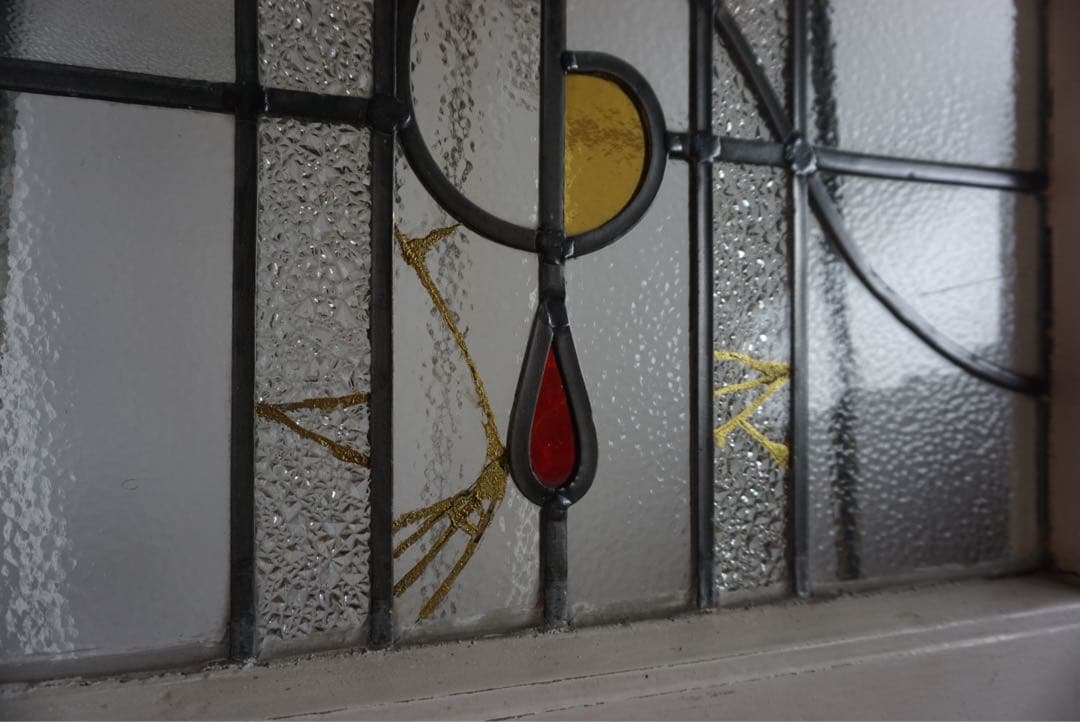 金継ぎされたアンティークステンドグラスの窓