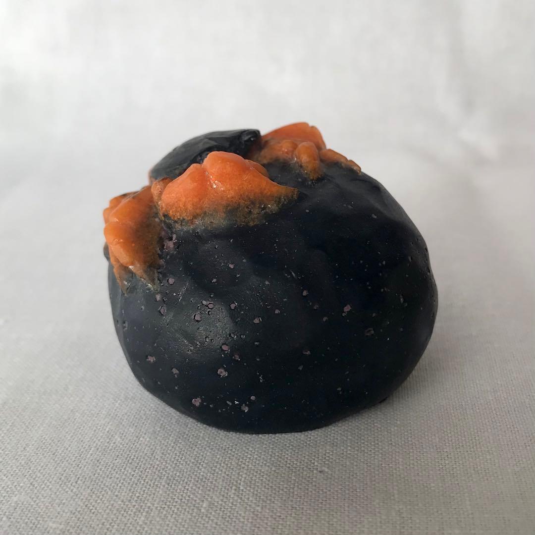 「岩に凝っとする沢蟹」　置物　ペーパーウェイト　パートドヴェール