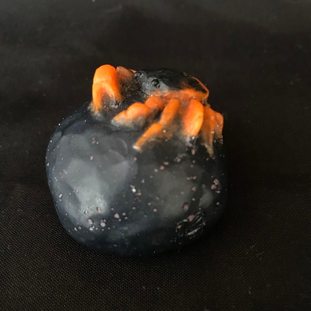 「岩に凝っとする沢蟹」　置物　ペーパーウェイト　パートドヴェール