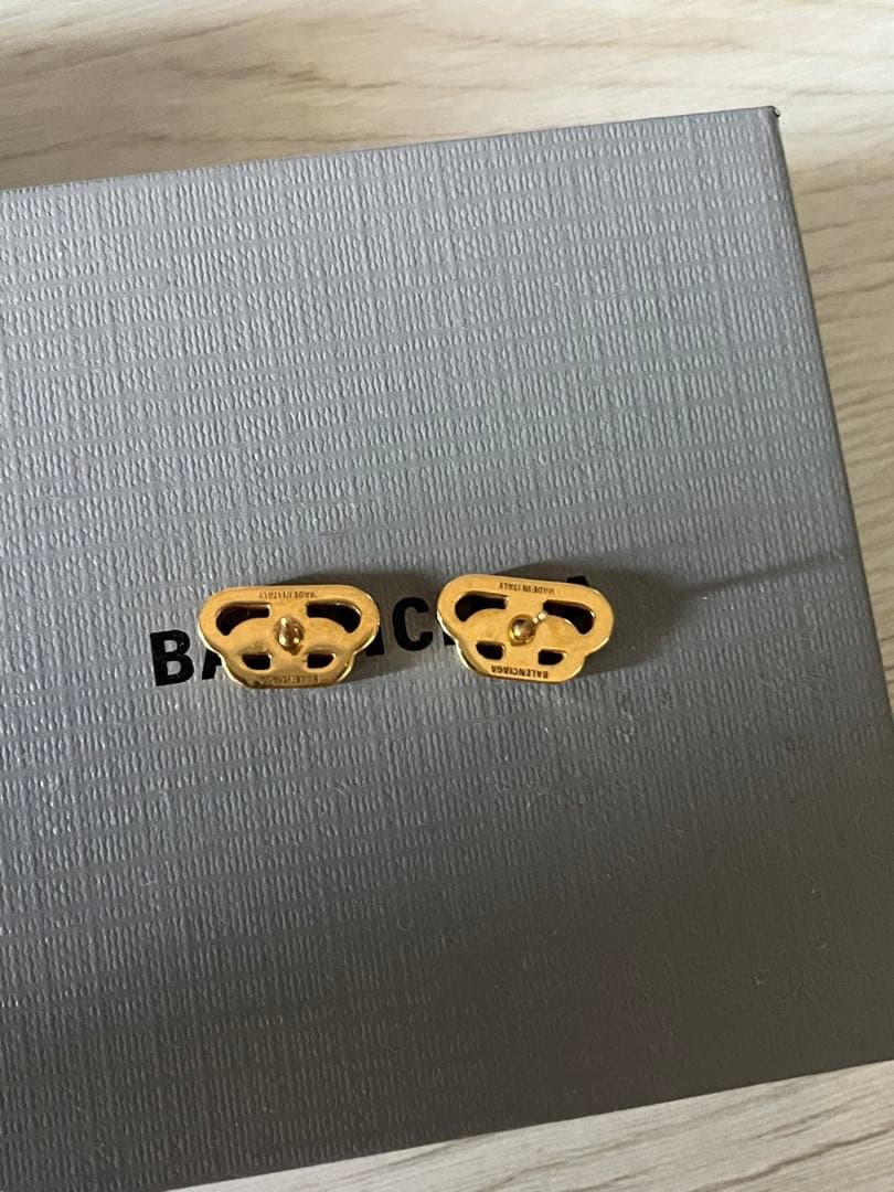 BALENCIAGA BBロゴ シルバートーン スタッド ピアス ゴールド両耳