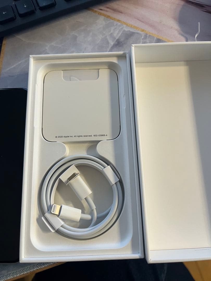 iPhone SE (第2世代) ホワイト　本体 アイフェイスケース　箱付き