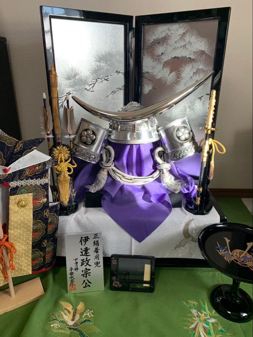 美品 正絹着用兜 伊達政宗 兜 平安水宝 作 銀箔金彩銀松 銀兜 五月人形