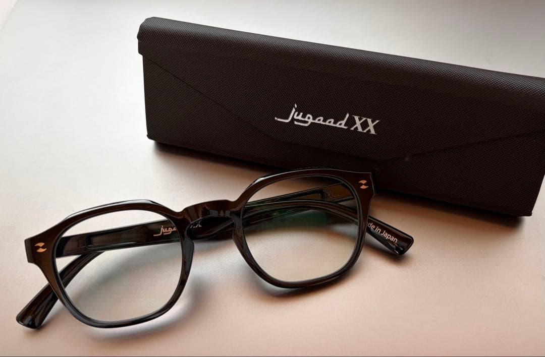 『jugaad XX』のMatira Black / 調光Grey