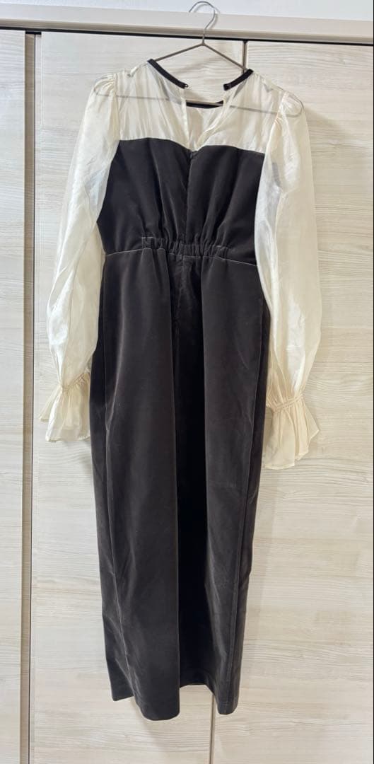 CHICO オケージョン 配色シアーリボンベロアワンピース チャコールグレー