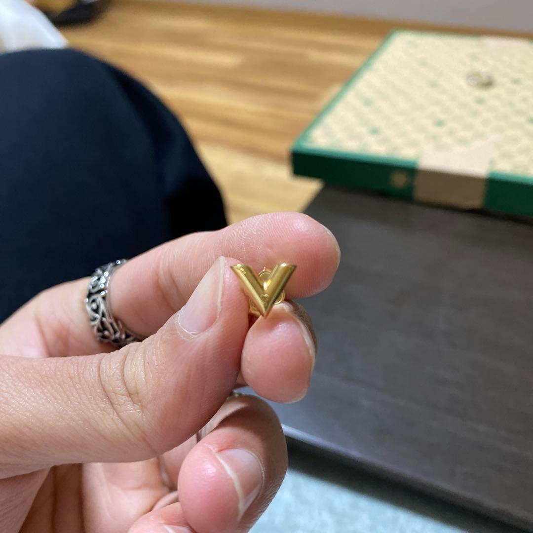 V字型ゴールドスタッドピアス　片耳