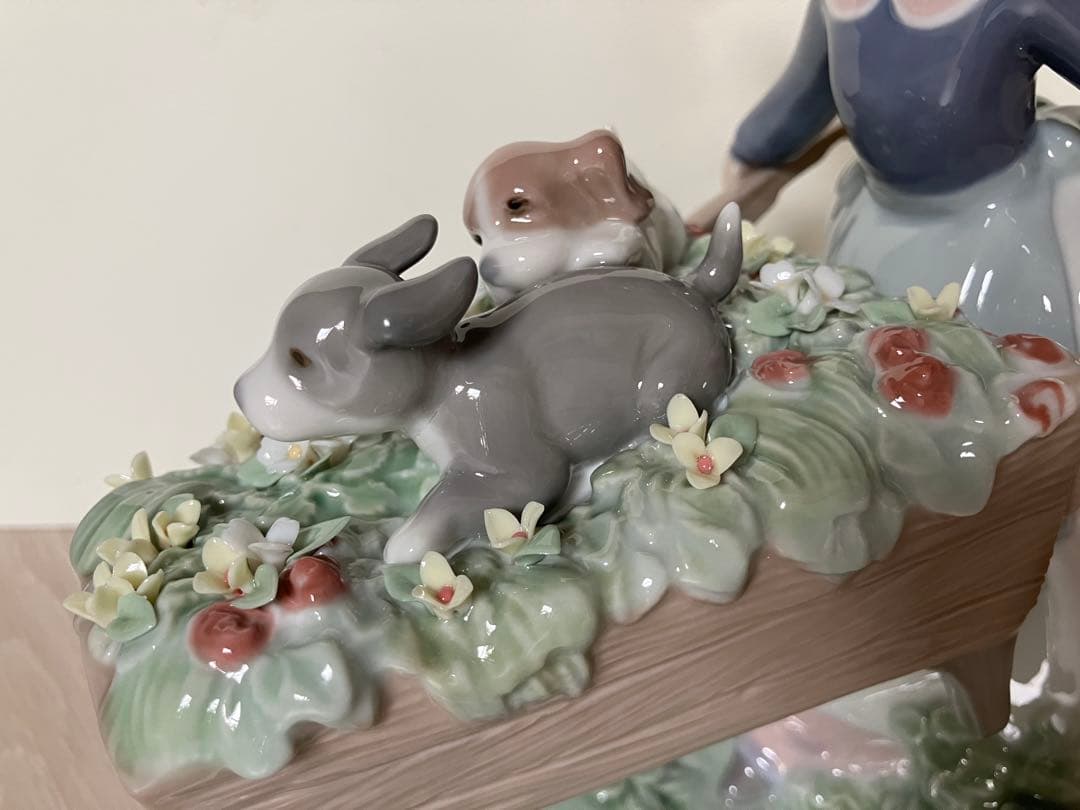 ⭐️新品⭐️リヤドロ 5460 乗せてあげる 犬 花 女の子 陶器 正規箱付