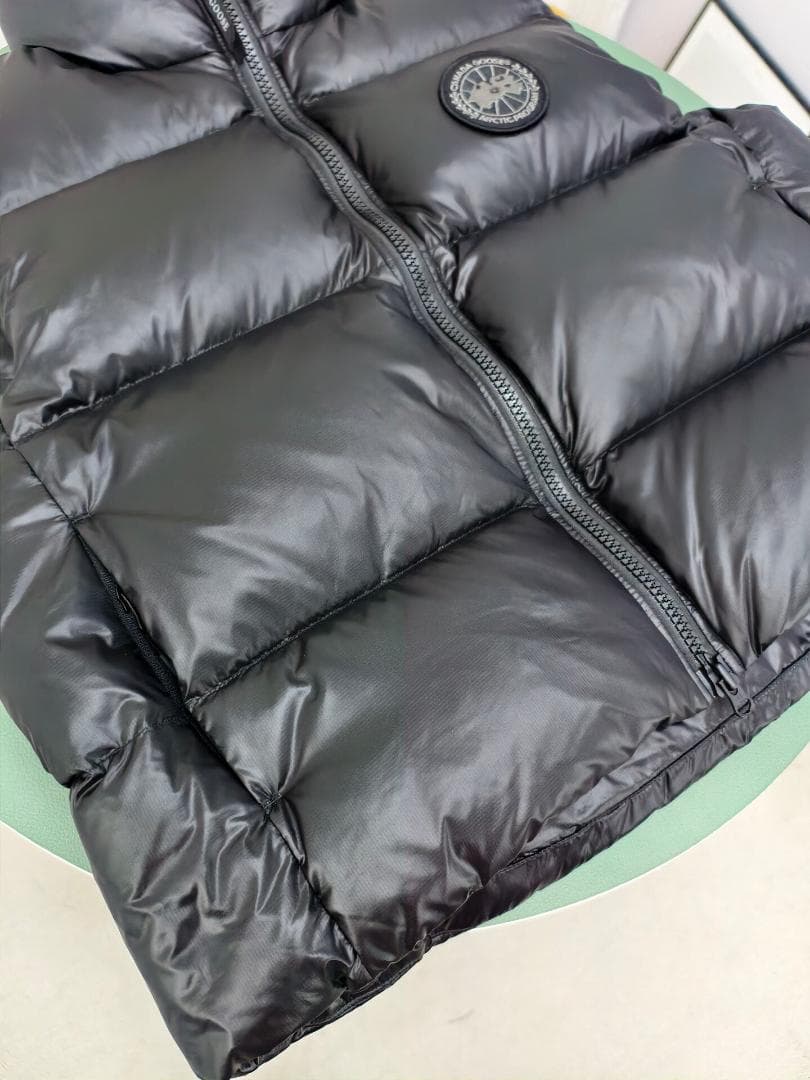 ブラック ダウンベスト ロゴパッチ付き