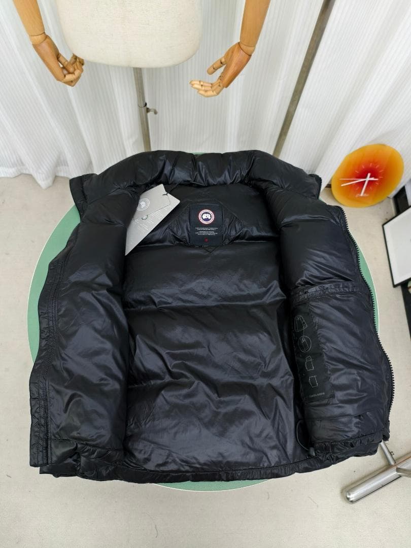 ブラック ダウンベスト ロゴパッチ付き