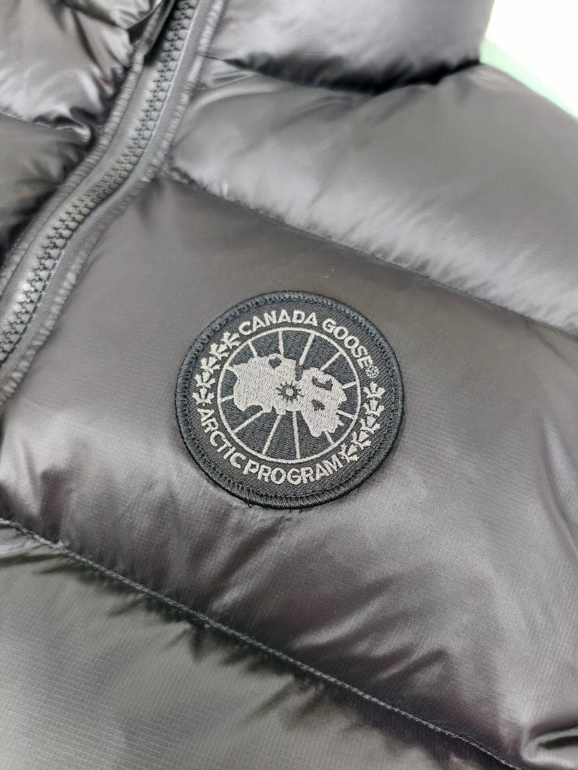 ブラック ダウンベスト ロゴパッチ付き