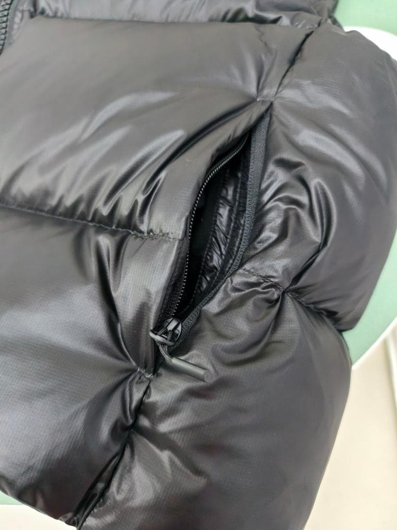 ブラック ダウンベスト ロゴパッチ付き