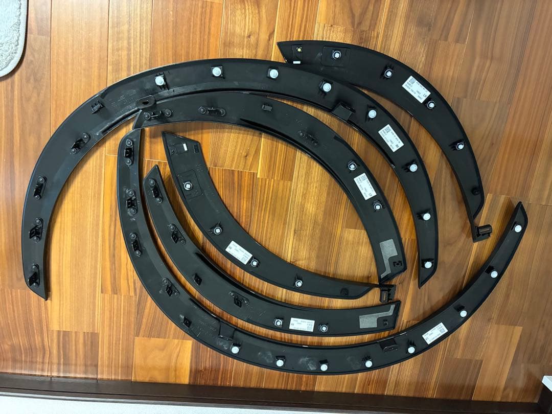 レクサス　LBX 純正フェンダーアーチモール