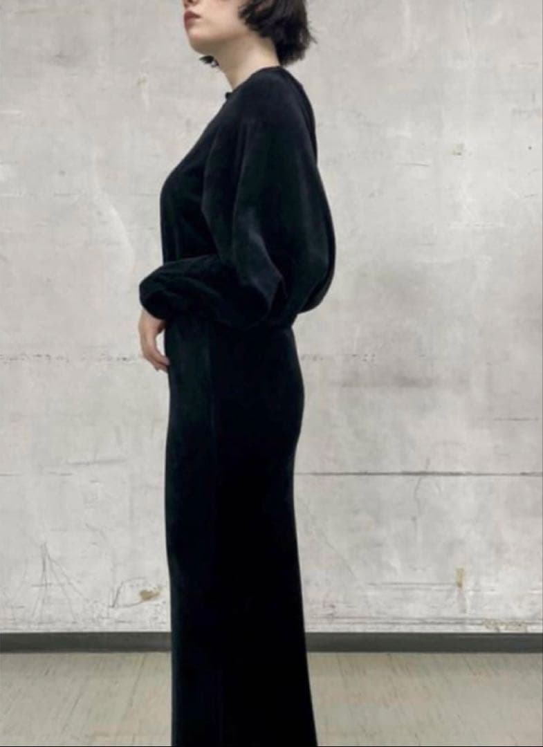 マメクロゴウチ / Ribbed Velour Jersey Dress